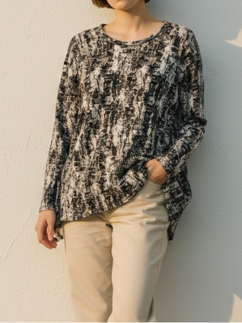 Niche Black White Abstract Bubble Textured Long Sleeve Top Curved Hem Shirt